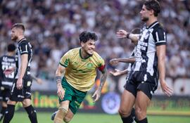 El paraguayo Gustavo Gómez, futbolista de Palmeiras, celebra un gol en el partido frente a Ceará por la ida de la tercera ronda de la Copa de Brasil 2025 en el estadio Castelao, en Fortaleza, Brasil.