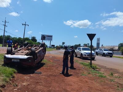La camioneta volcó de manera aparatosa y el conductor sufrió lesiones .