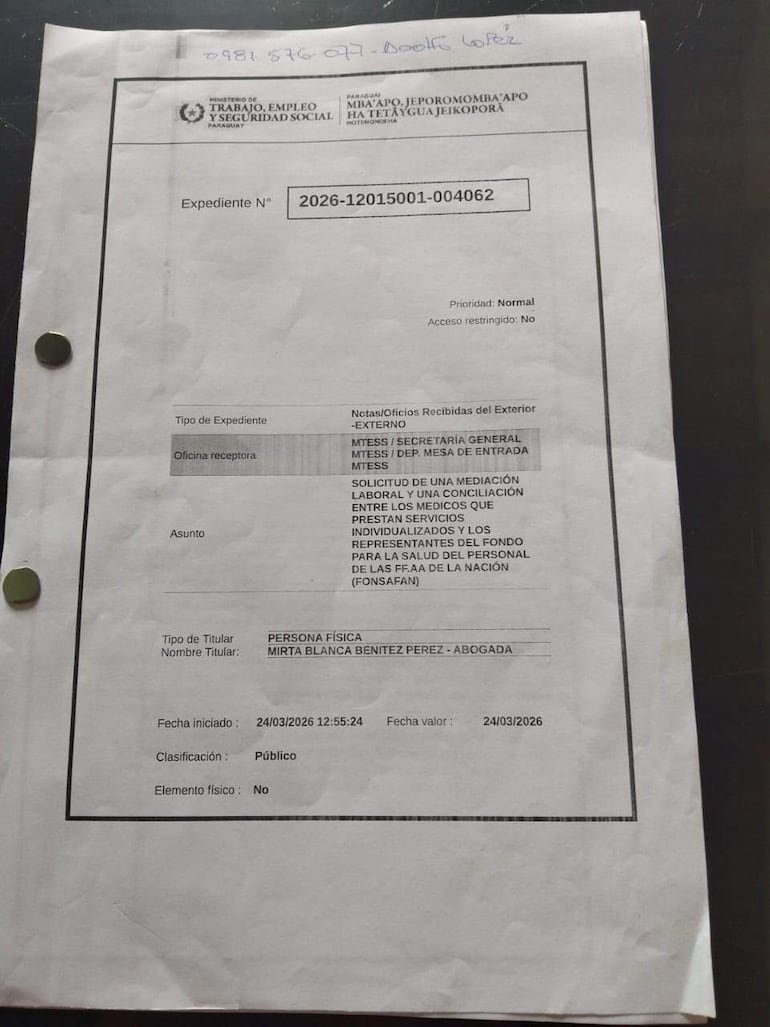 Documento oficial del Ministerio de Trabajo con detalles sobre mediación laboral y nombres, en un entorno neutro.
