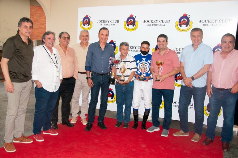 Allegados de El Legendario celebraron el triunfo de Demoledora.