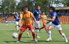 El atacante Pablo Fernández domina el balón ante la marca del experimentado Nery Bareiro. (Foto: APF)