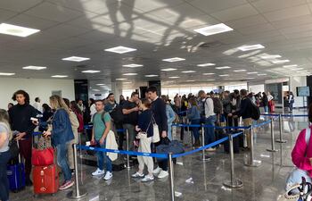 Muchas personas tuvieron que postergar sus vuelos por la huelga que se desarrolla en la Argentina.