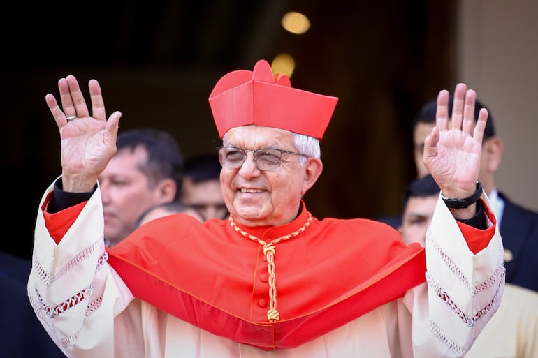 Adalberto Martínez Flores, primer cardenal paraguayo, saluda en la Catedral Metropolitana de Asunción. EFE/ Nathalia Aguilar