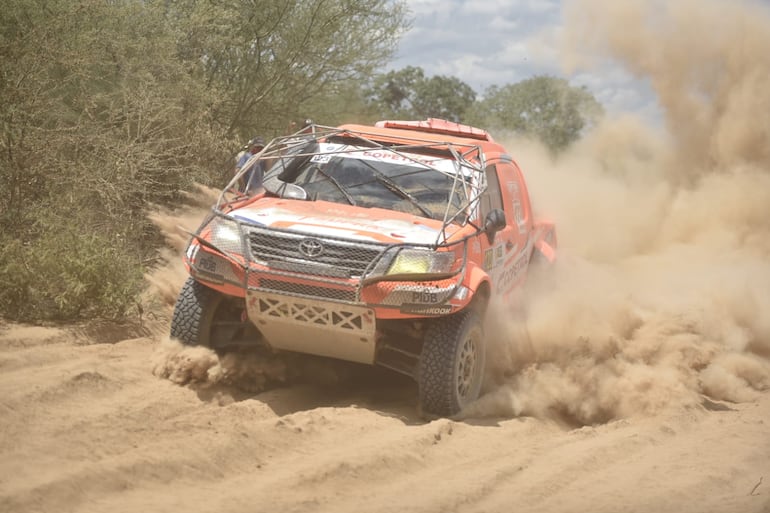 La Toyota Hilux T1 de Blas Zapag y Enrique Fratta en la Picada Histórica de la Etapa 1 del Rally del Chaco 2026.