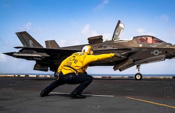 Los aviones de combate de la Marina de EE.UU. despegan del portaaviones USS Abraham Lincoln (CVN 72) en el mar Arábigo.