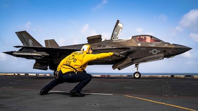 Los aviones de combate de la Marina de EE.UU. despegan del portaaviones USS Abraham Lincoln (CVN 72) en el mar Arábigo.