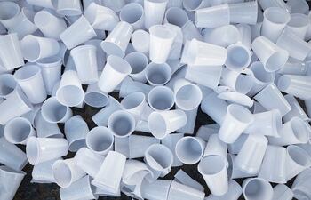 Vasos descartables de plástico