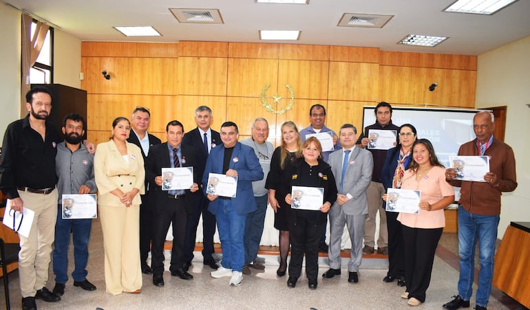 Autoridades judiciales acompañaron a comunicadores distinguidos durante la capacitación sobre información judicial.