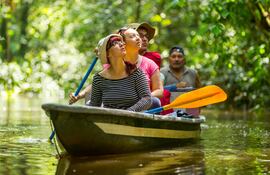 Grupo de turistas con guía turístico en la reserva de Cuyabeno, Ecuador.