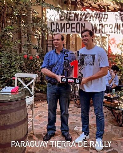 Diego Domínguez, padre (izq.) e hijo, con el trofeo en manos.
