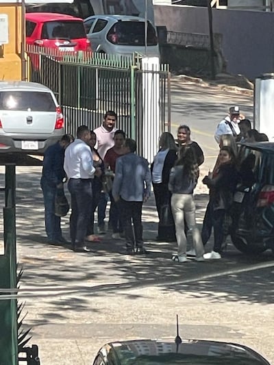 Seguidores de la concejala González, luego que la edil abandonara la sesión de la Junta esta semana.