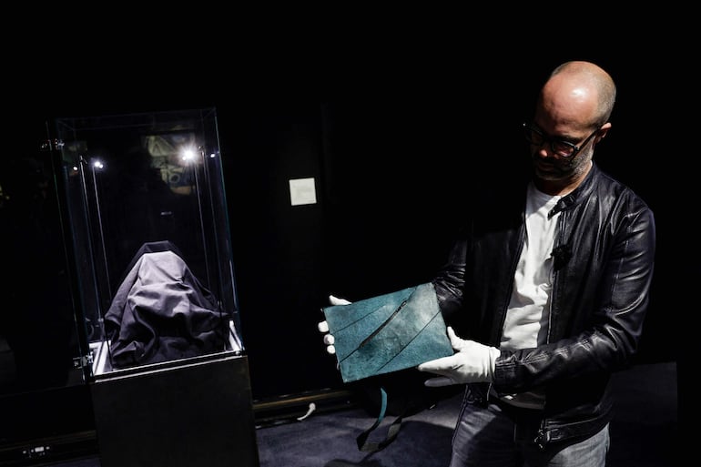 Esta fotografía muestra el primer bolso de “cuero de T. rex” exhibido antes de su subasta en el Hotel Drouot de París el 9 de junio de 2026.