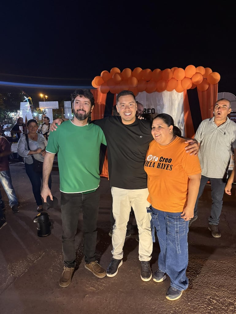 Juan Pablo Gonzalez Sander, intendentable de Villa Hayes, Miguel Prieto, presidenciable 2028 y  y Maria Fiorella Cabrera Ferreira, candidata a concejal.