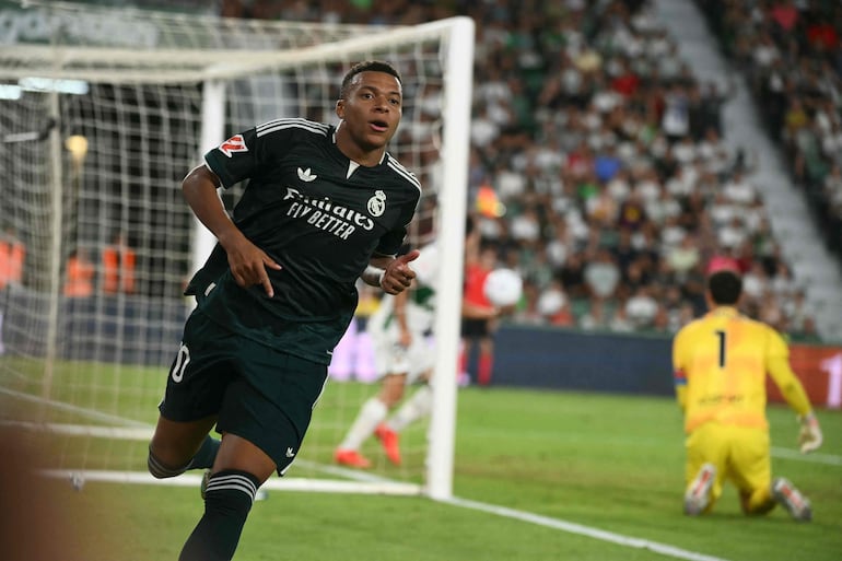 El delantero francés del Real Madrid Kylian Mbappe lo celebra tras marcar un gol que finalmente fue anulado durante el partido de la Liga española de fútbol disputado entre el Elche CF y el Real Madrid CF en el estadio Martínez Valero, en Elche.