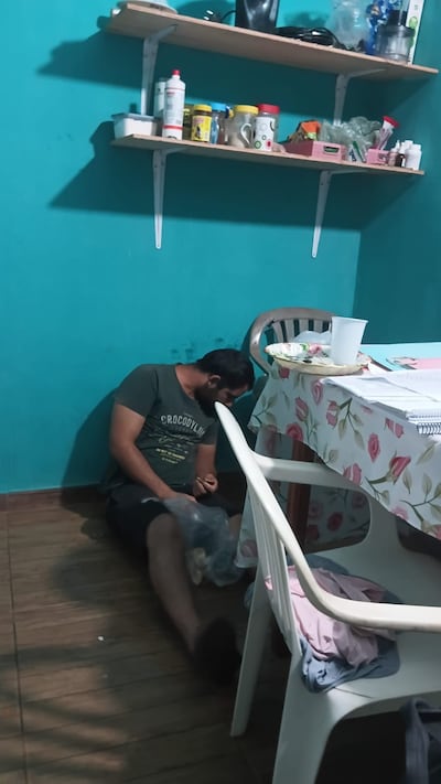 Estudiantes lograron reducir al individuo y retenerlo hasta la llegada de los agentes policiales.