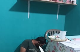 Estudiantes lograron reducir al individuo y retenerlo hasta la llegada de los agentes policiales.