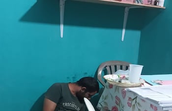 Estudiantes lograron reducir al individuo y retenerlo hasta la llegada de los agentes policiales.