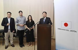 Katsumi Itagaki, embajador de Japón junto con los nuevos becarios Diego Maldonado, Alejandro Motte y Andrea Garcete.