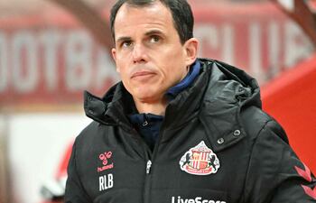 El entrenador francés del Sunderland, Regis Le Bris, llega al banquillo antes del inicio del partido de fútbol de la Premier League inglesa entre el Sunderland y el Everton en The Stadium of Light en Sunderland, en el noreste de Inglaterra.