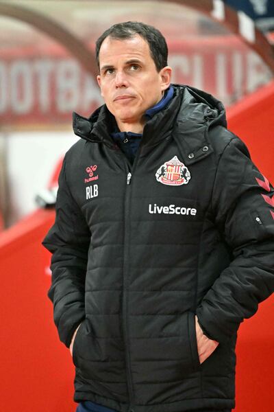 El entrenador francés del Sunderland, Regis Le Bris, llega al banquillo antes del inicio del partido de fútbol de la Premier League inglesa entre el Sunderland y el Everton en The Stadium of Light en Sunderland, en el noreste de Inglaterra.