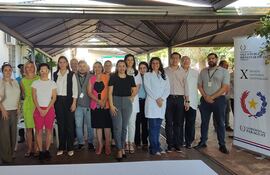 El equipo médico de la Fundación Interplast junto a las autoridades de la Décima Región Sanitaria, durante el acto de inicio de las cirugías reconstructivas. Médicos alemanes de la Fundación Interplast iniciaron este lunes las cirugías reconstructivas gratuitas que se extenderán hasta la próxima semana. Las evaluaciones clínicas prequirúrgicas seguirán realizándose hasta el jueves para aquellos interesados en acceder a la cirugía.