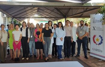El equipo médico de la Fundación Interplast junto a las autoridades de la Décima Región Sanitaria, durante el acto de inicio de las cirugías reconstructivas. Médicos alemanes de la Fundación Interplast iniciaron este lunes las cirugías reconstructivas gratuitas que se extenderán hasta la próxima semana. Las evaluaciones clínicas prequirúrgicas seguirán realizándose hasta el jueves para aquellos interesados en acceder a la cirugía.