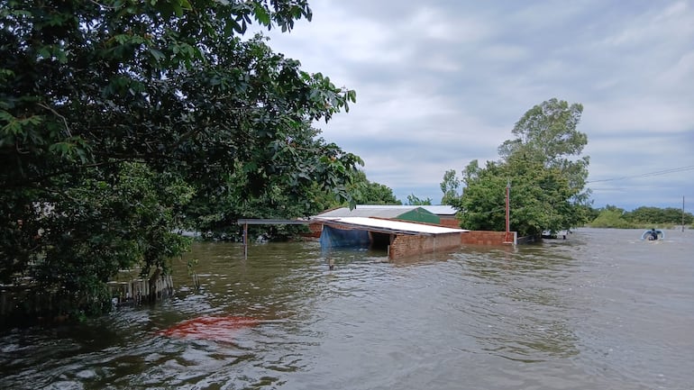 El río Paraná inunda las viviendas de Itá Corá.