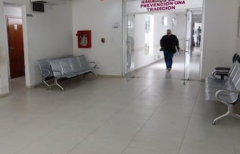 Vacío: Asi se presenta la sala de espera en la zona de consultorios del Hospital Regional de Pilar.