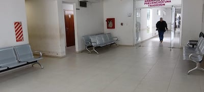 Vacío: Asi se presenta la sala de espera en la zona de consultorios del Hospital Regional de Pilar.