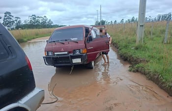 Furgon atascado en el barro