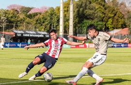César Miño ensaya el remate ante la marca de Iván Cabrera. (Foto: @CopaParaguayAPF)