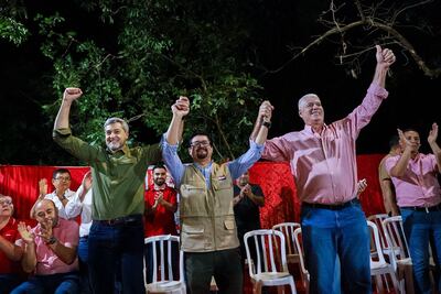 El expresidente Mario Abdo Benítez, el precandidato a intendente de Guarambaré, Marcos Ojeda, y el precandidato presidencial, Arnoldo Wiens en un acto político.