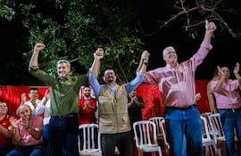 El expresidente Mario Abdo Benítez, el precandidato a intendente de Guarambaré, Marcos Ojeda, y el precandidato presidencial, Arnoldo Wiens en un acto político.