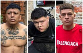 Luis Amadeus Monges Medina (sin remera), Willian Ariel Genez Amarilla (remera negra) y Jonathan Daniel Armoa Martínez (remera roja), detenidos en Lambaré.