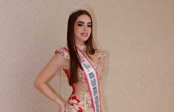 Joven mujer sonriente en vestido largo rojo y diadema, posa con banda de primera finalista en fondo claro.