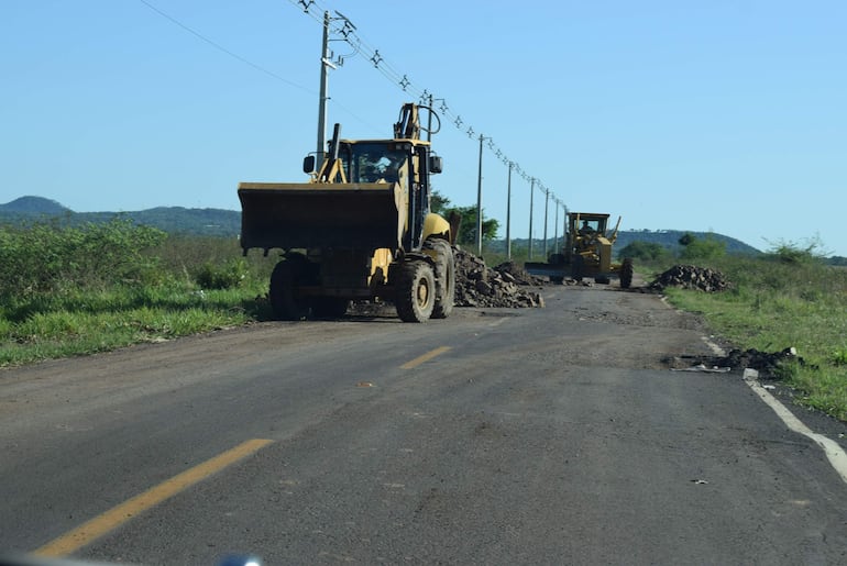 Una empresa alcoholera rellena con pedregullo la deteriorada calzada que une Paraguarí con Alpasa.