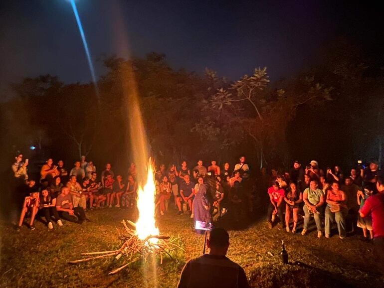 Los visitantes se trasladaron hasta la compañía Saguazú para conocer la historia de la bruja Micaela Yahari