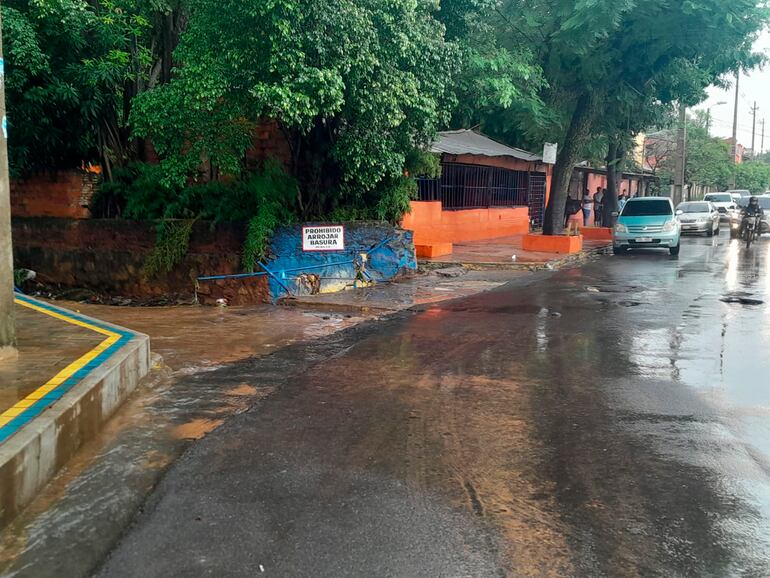 Acceso al canal por donde fueron arrastradas cinco personas por el raudal ayer en Luque.