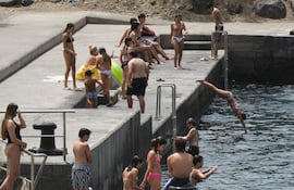 El Gobierno de Canarias, a través de la Dirección General de Emergencias, ha declarado la prealerta por altas temperaturas para todo el archipiélago, así como la alerta para Gran Canaria, ante la presencia de un episodio de calor de elevada intensidad. En la imagen, un grupo de personas este martes en la localidad de Vallesesco en Santa Cruz de Tenerife. EFE/ Alberto Valdés