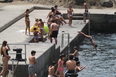 El Gobierno de Canarias, a través de la Dirección General de Emergencias, ha declarado la prealerta por altas temperaturas para todo el archipiélago, así como la alerta para Gran Canaria, ante la presencia de un episodio de calor de elevada intensidad. En la imagen, un grupo de personas este martes en la localidad de Vallesesco en Santa Cruz de Tenerife. EFE/ Alberto Valdés