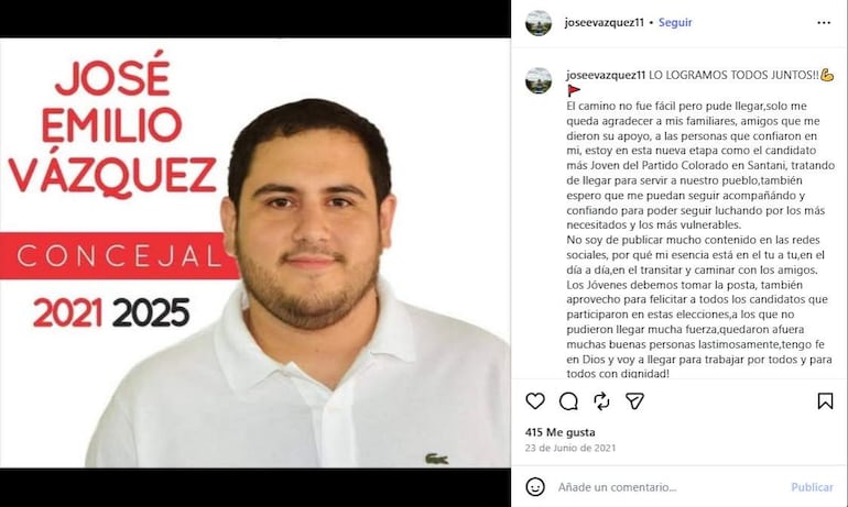 José Emilio Vázquez, joven con cabello oscuro y barba ligera, viste camisa blanca y sonríe en primer plano ante fondo blanco.