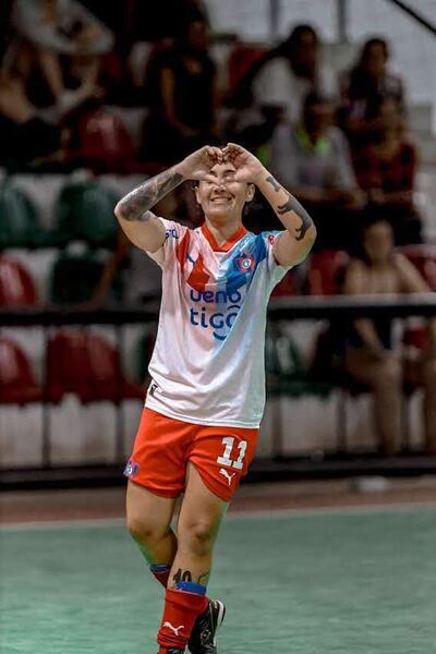Rosa Aquino celebra uno de los goles de Cerro contra Villa Hayes.