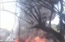 Al menos dos muertos y dos heridos deja la explosión de un carro bomba en Colombia. (captura de video de Twitter)