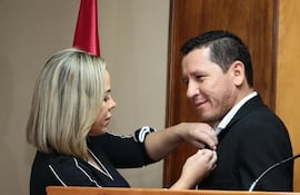 Lizarella Valiente (ANR, HC) pone el pin de ingreso a Honor Colorado a Javier Vera. Tiempo después fue expulsado de la bancada, pero "con piolita".