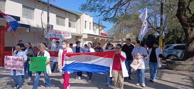 Un grupo de unos 20 médicos del Hospital Regional de Pilar realizó una marcha alrededor del nosocomio para exigir el reajuste salarial y mejores condiciones de trabajo.