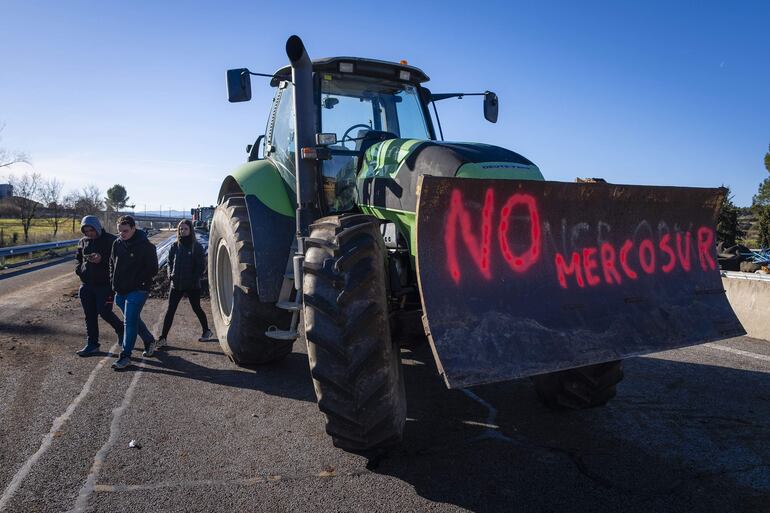 Cortes de ruta en Girona, por parte de agricultores y ganaderos en contra del acuerdo entre la UE y Mercosur.