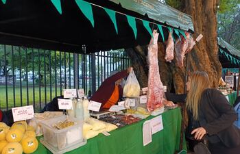 Feria de la Agricultura Familiar instalada hoy, miércoles, frente al Palacio Legislativo, hasta agotar stock.