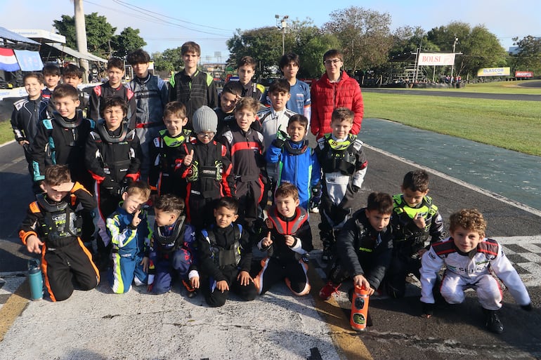 Protagonistas de la mañana. Pilotos de las categorías Semillero, Cadete, Rotax Micro Max y Fórmula Mundial.