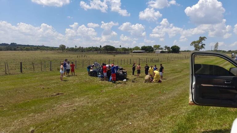 "Tras el reventón de la cubierta trasera, el conductor perdió el control y el automóvil volcó varias veces a un costado de la ruta.
