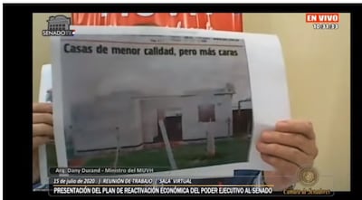 El ministro Dany Durand muestra la tapa del diario ABC Color para justificar ante el Senado aparentes sobrecostos.